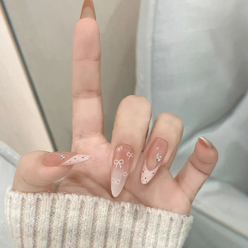 Elegante Kunstvoll Gestaltete Nagelverlängerungen Karnz