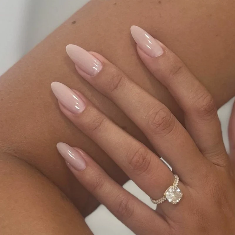 Elegante Mandelgeformte Press-On Nagelerweiterungen Karnz