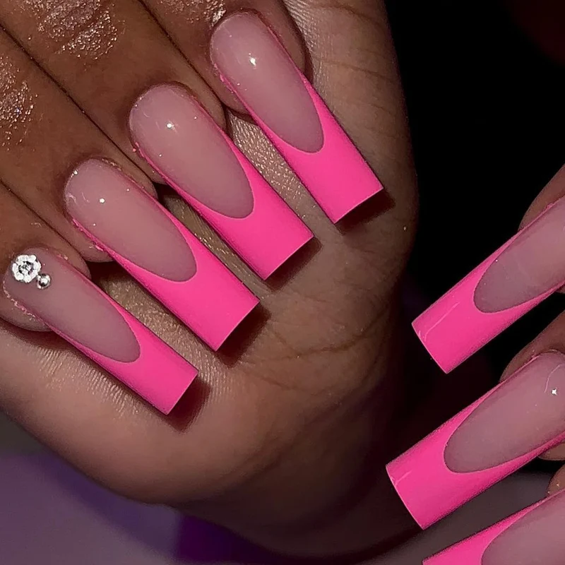 Elegante mandelförmige Nagelverlängerungen mit Strassakzenten Karnz