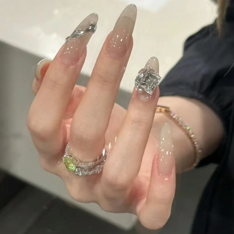 Elegante Stiletto-Nagelverlängerungen mit Strassakzenten Karnz