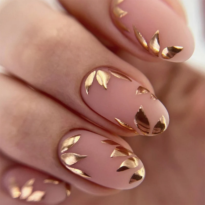 Elegante Goldblatt Nail Art Karnz