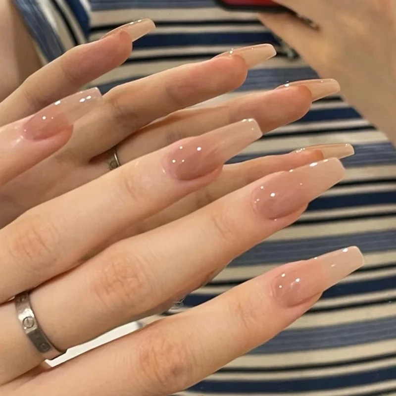 Elegante glänzende Nagelerweiterungen Karnz