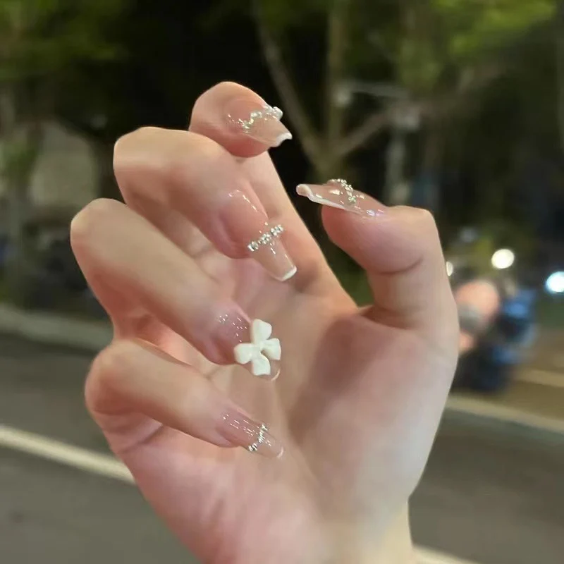 Elegante florale Nagelkunstverlängerungen Karnz