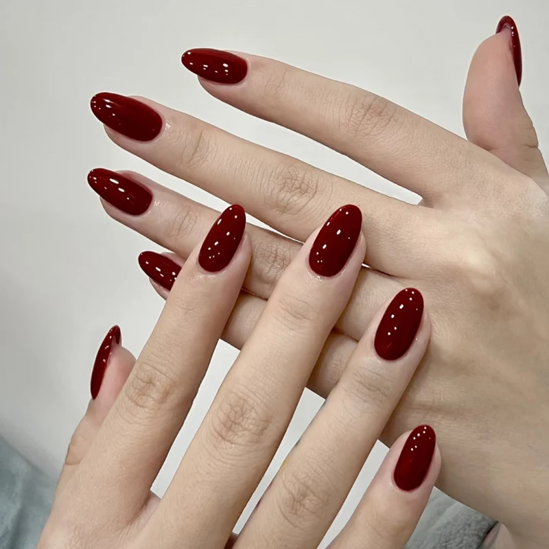 Glänzende mandelförmige Nagelverstärkungen Karnz