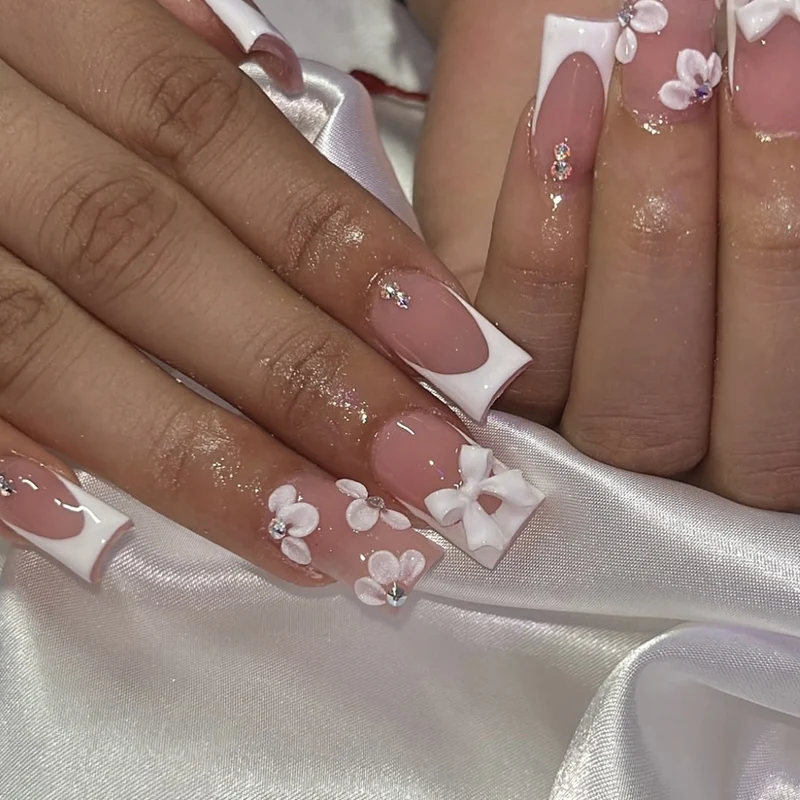 Blumenverzierte Acrylnagelverlängerungen Karnz
