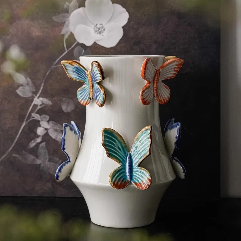 Dekorative Blumenvase mit Schmetterlingen Karnz