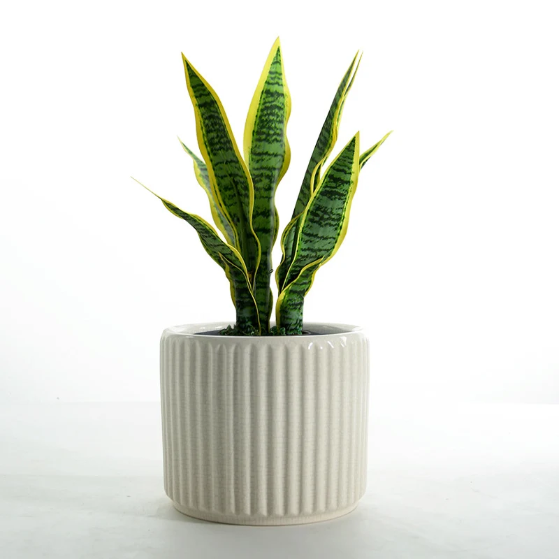 Eleganter Keramik Blumentopf mit Rillenstruktur Karnz