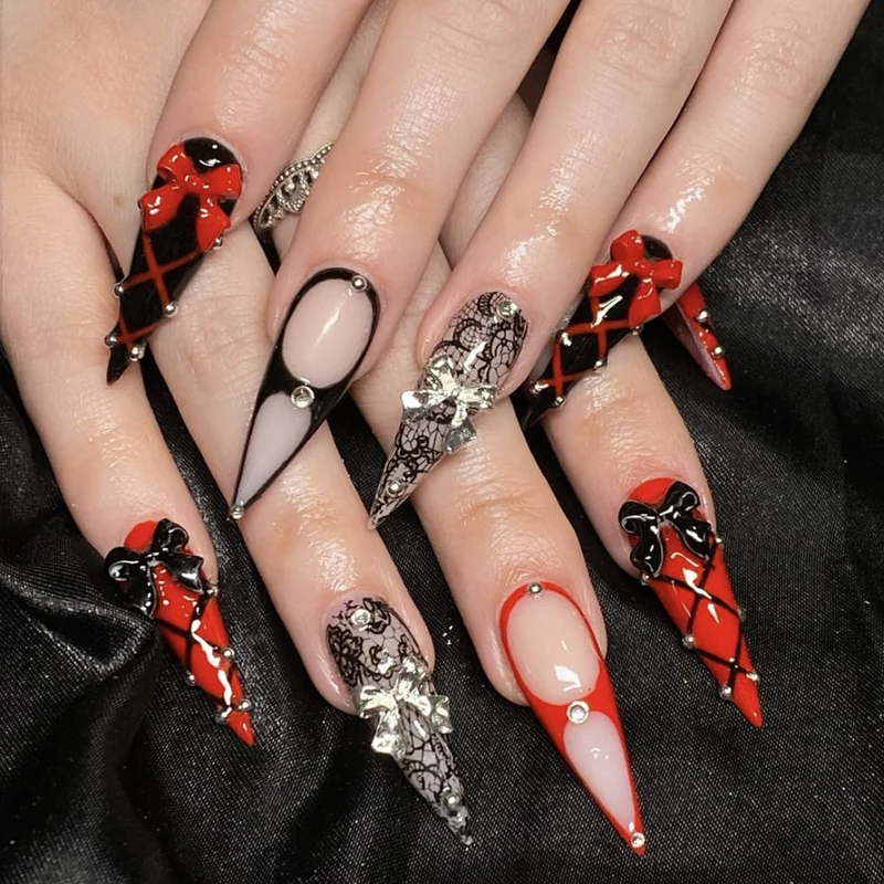 Gothic-inspirierte Stiletto-Nagelverlängerungen Karnz
