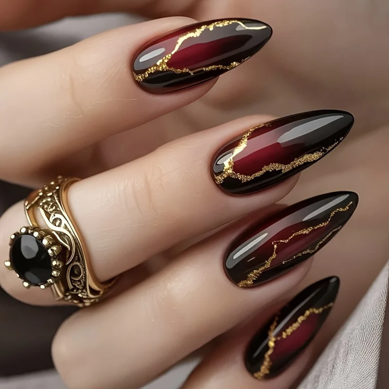 Glänzende Stiletto Nagelkunstverlängerungen mit goldenen Akzenten Karnz