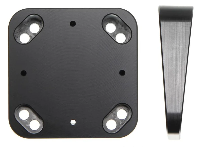 Montageplatte 215162 Angewinkelte Abstandsplatte, 50x50x5-14 mm. Angewinkelt 10°. Mit 6 vorgebohrten Löchern.