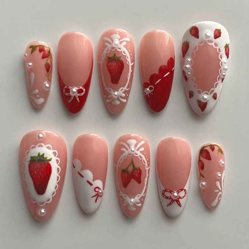 Kunstvolle Nagelverlängerungen mit Erdbeer-Motiven Karnz
