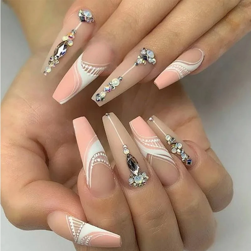 Kunstvolle Nagelverlängerungen mit eleganten Verzierungen Karnz