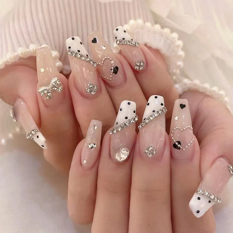 Kunstvolle Nagelverlängerungen mit eleganten Strass- und Herzdesigns Karnz