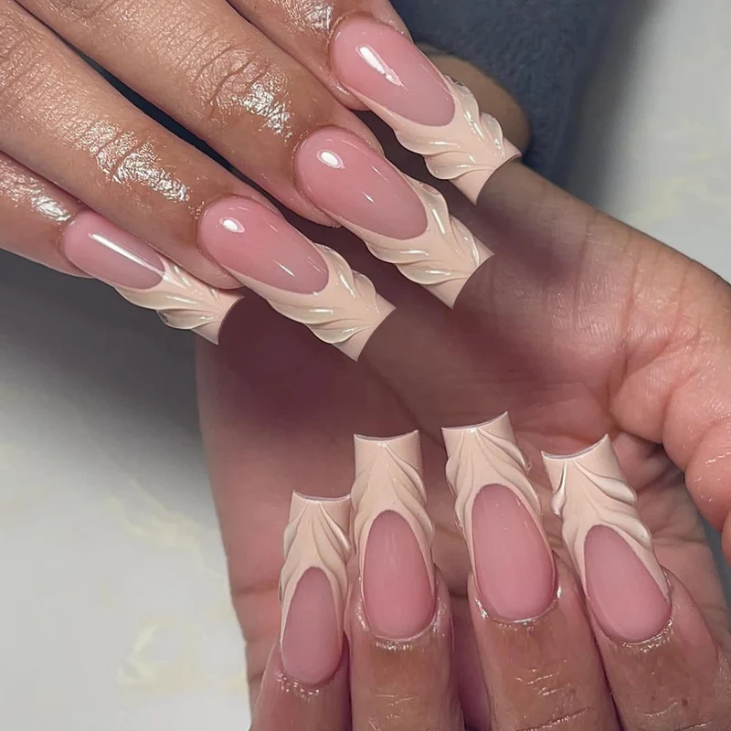 Kunstvolle Nagelverlängerungen mit eleganten Blätterdesigns Karnz