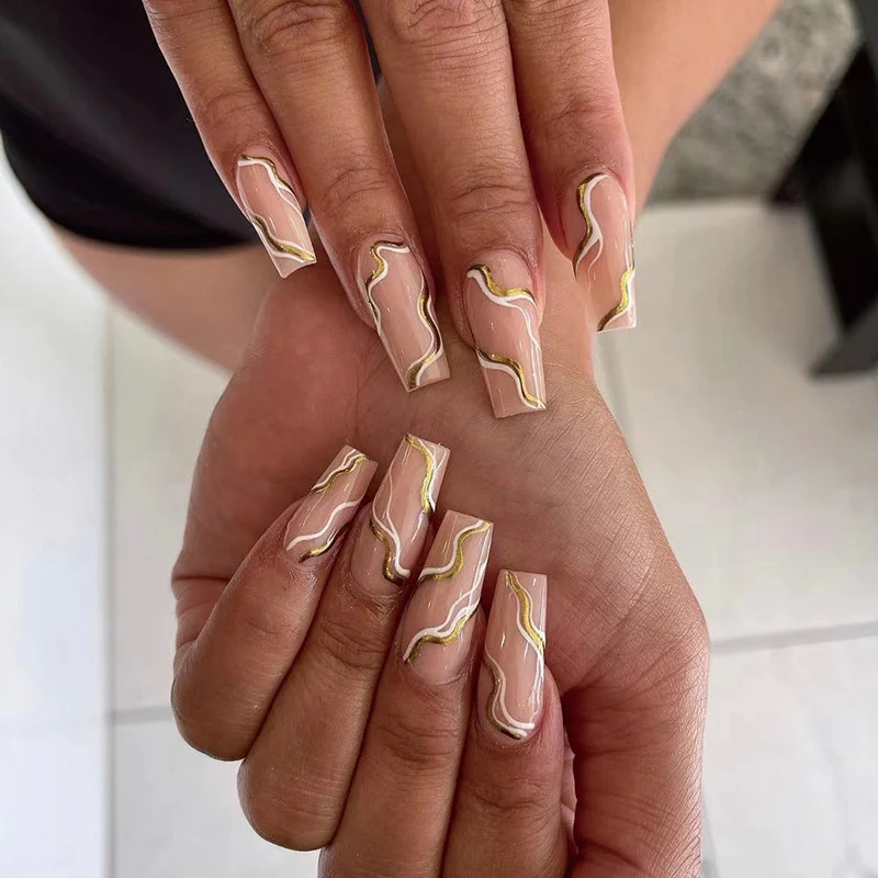Kunstvolle Nagelverlängerungen mit elegantem Wellen-Design Karnz