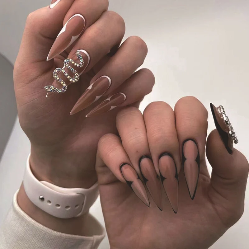 Kunstvolle Nagelverlängerungen mit elegantem Spitzer-Design Karnz