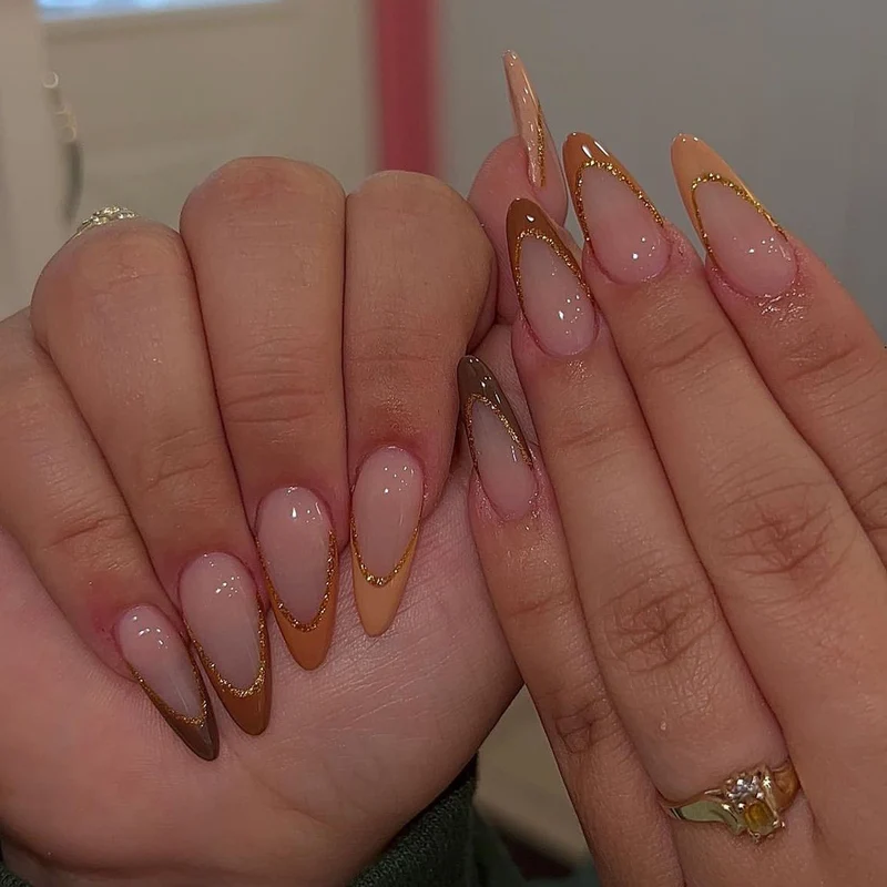 Kunstvolle Nagelverlängerungen mit elegantem Spitzen-Design Karnz