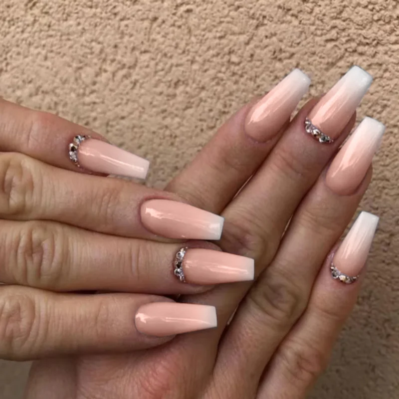 Kunstvolle Nagelverlängerungen mit elegantem Ombre-Design und Strass-Akzenten Karnz