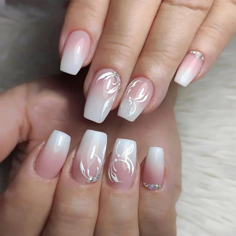 Kunstvolle Nagelverlängerungen mit elegantem Ombre-Design Karnz