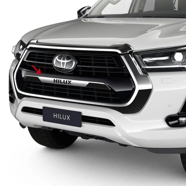 Chroom ornament "Hilux" voorbumper Toyota Hilux 2020 >