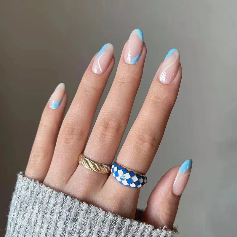 Trendige Nagelkunst mit modernem Wellenmuster Karnz