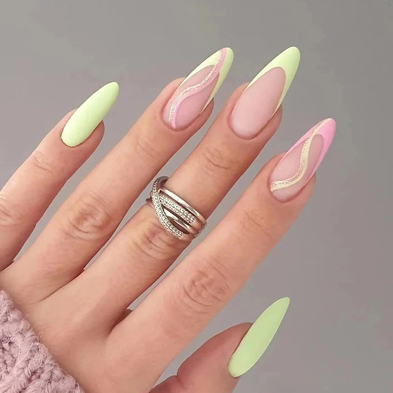 Stylische Kunstnägel mit elegantem Wellenmuster und mattem Finish Karnz