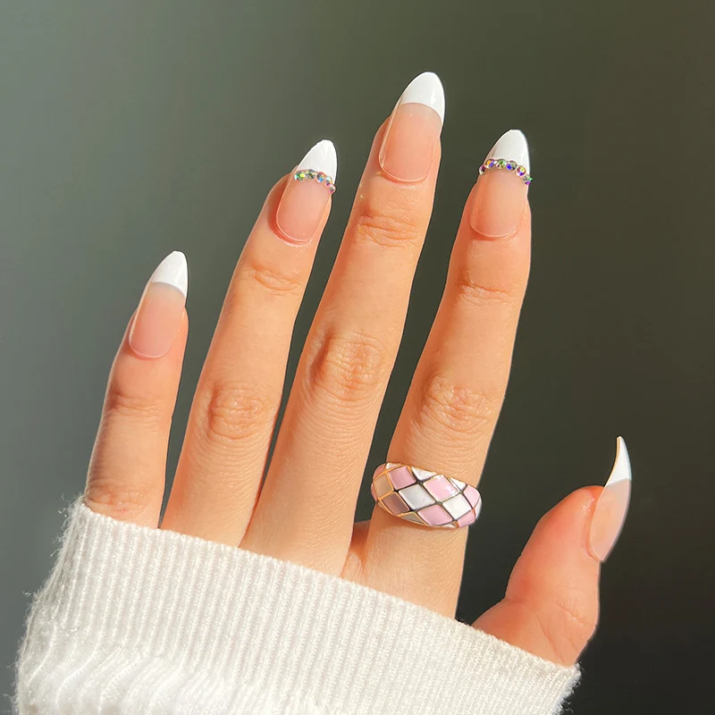 Stilvolle Nagelkunst mit Glitzer-Akzenten Karnz