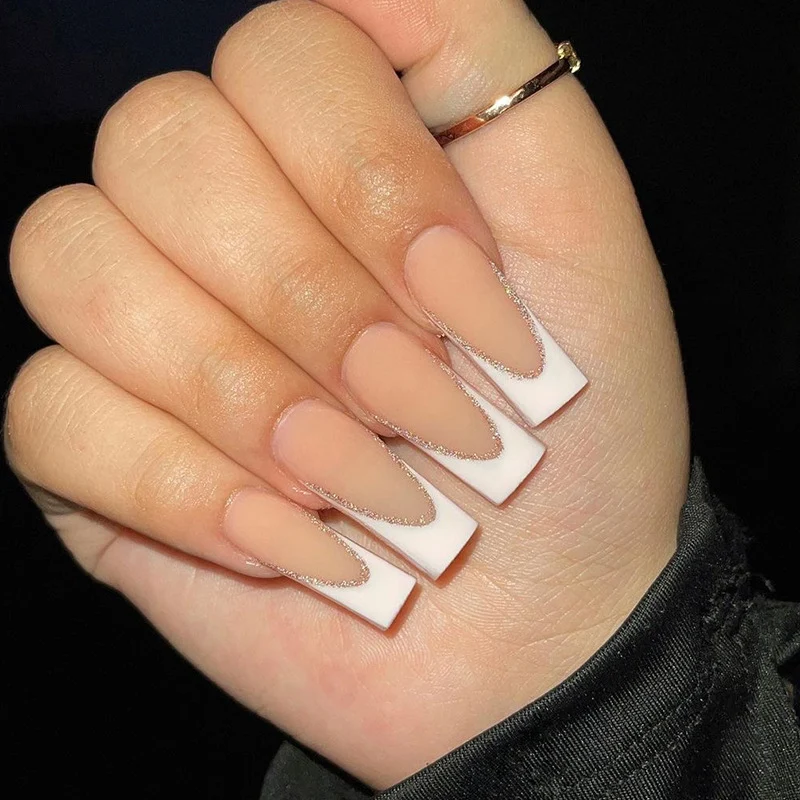 Lackierte Stiletto-Nägel mit Glitzerverzierung Karnz