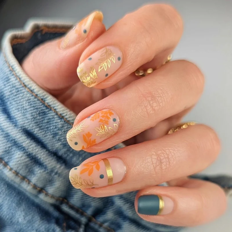 Kunstvolles Nageldesign mit floralem und goldenem Akzent Karnz