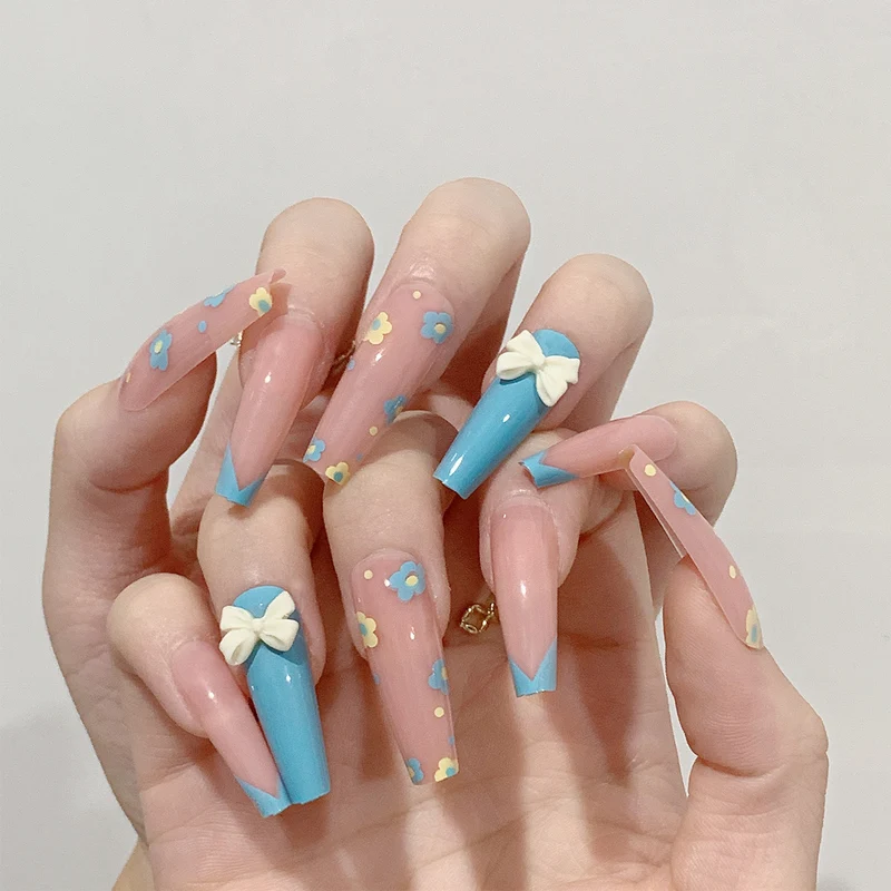 Kunstvolle undverspielte Nagelverlängerungen mit Blumenmotiven Karnz