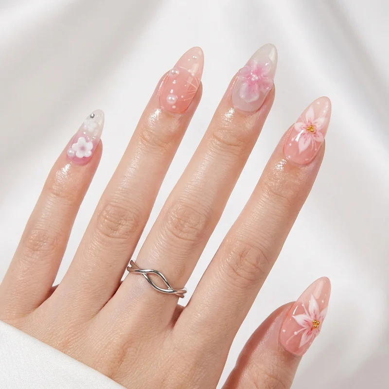 Kunstvolle und kreative Nagelverlängerungen mit floralen Akzenten Karnz