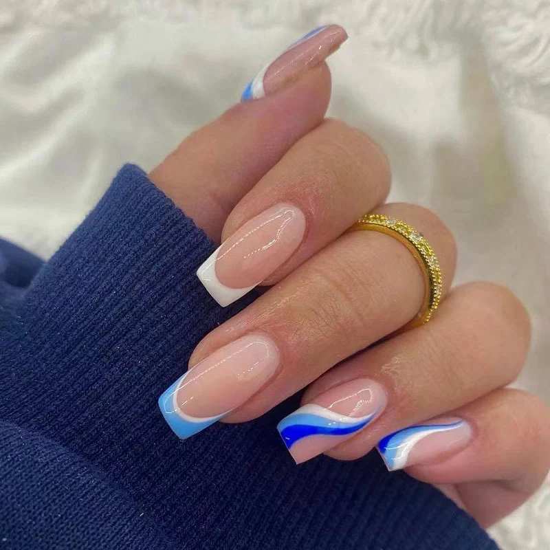 Kunstvolle und elegante Nagelverlängerungen mit Wellen-Design Karnz