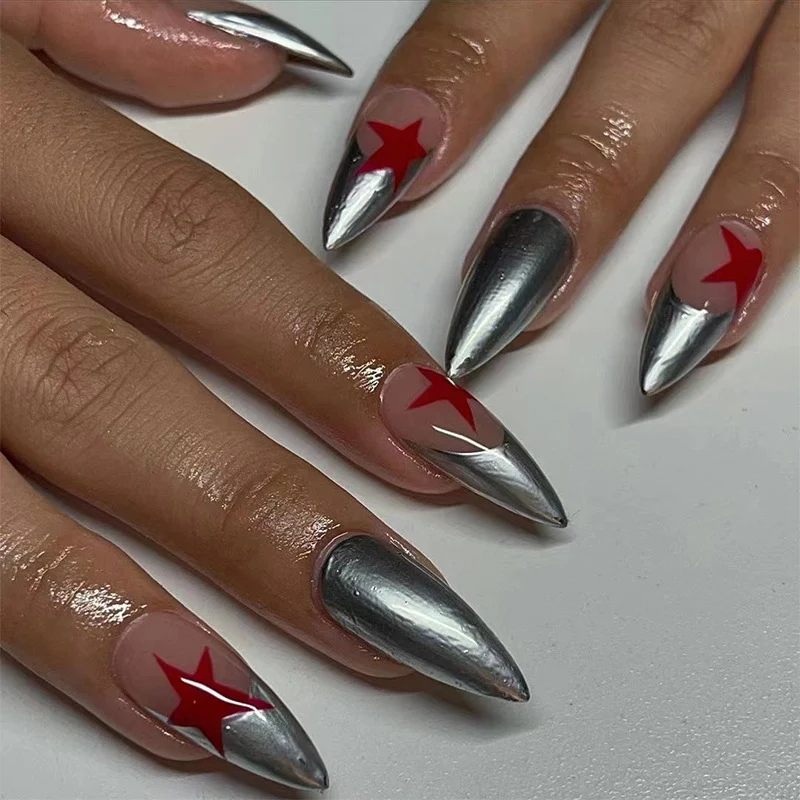 Kunstvolle Stiletto-Nägel mit Silber- und Sternenmotiven Karnz