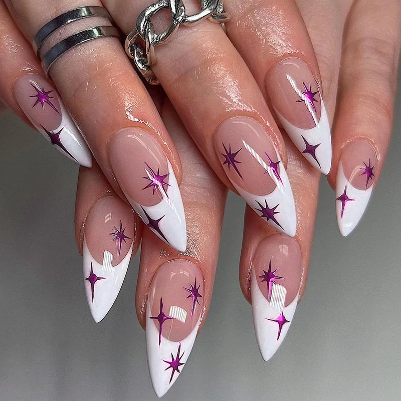 Kunstvolle Stiletto-Nägel mit modernem Design und Glitzerdetails Karnz