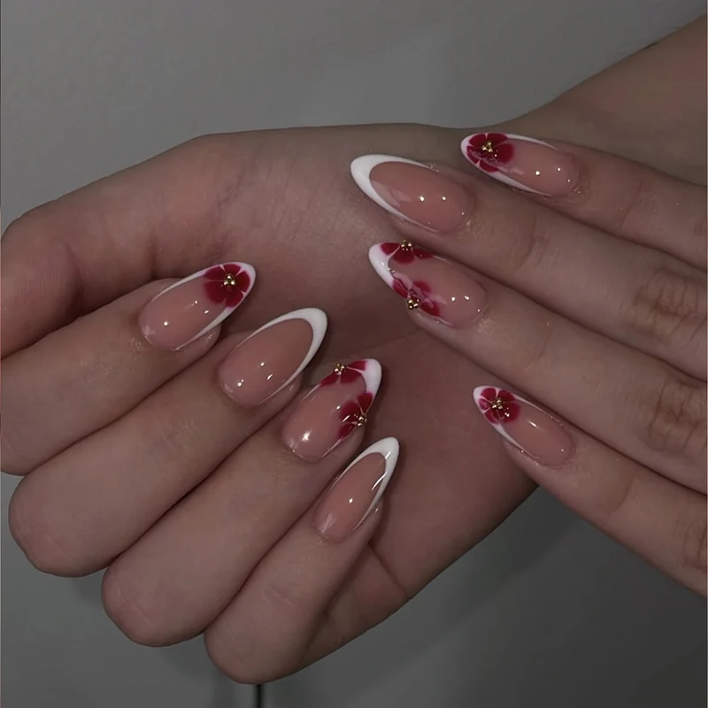 Kunstvolle Stiletto-Nägel mit luxuriösem floralem Design Karnz