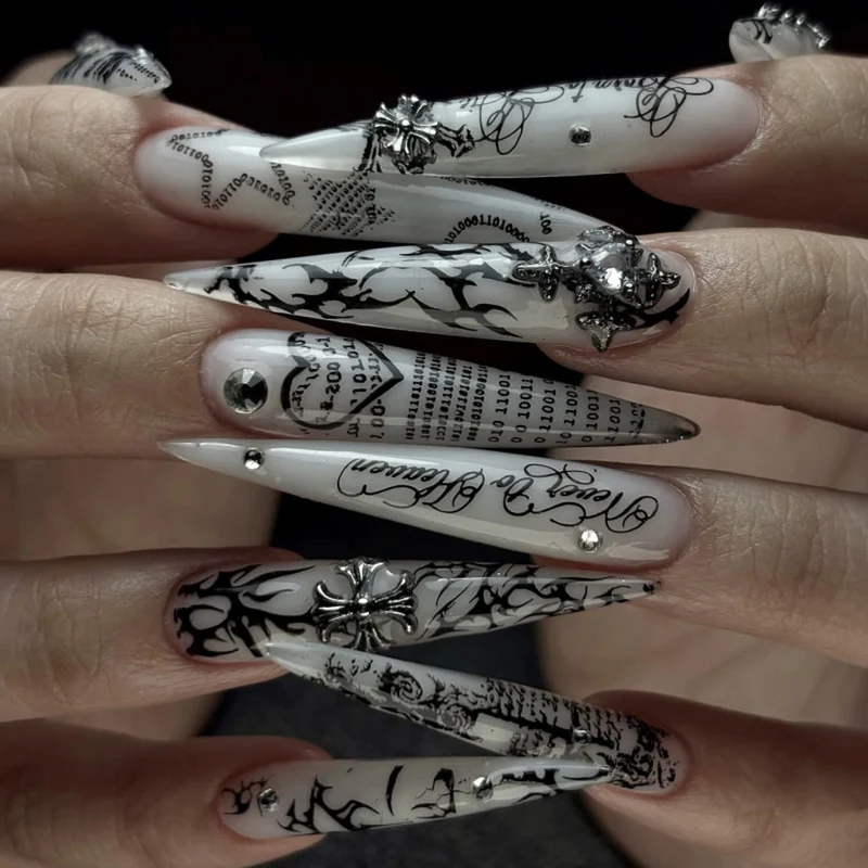 Kunstvolle Stiletto-Nägel mit Gothic-Muster und Verzierungen Karnz