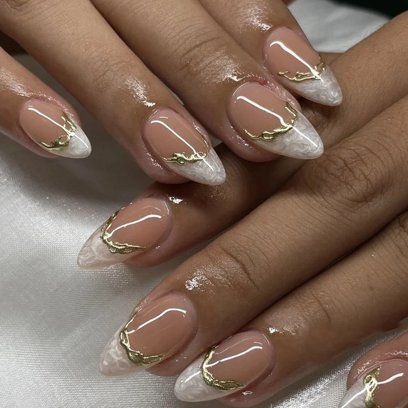 Kunstvolle Stiletto-Nägel mit goldenen Akzenten Karnz