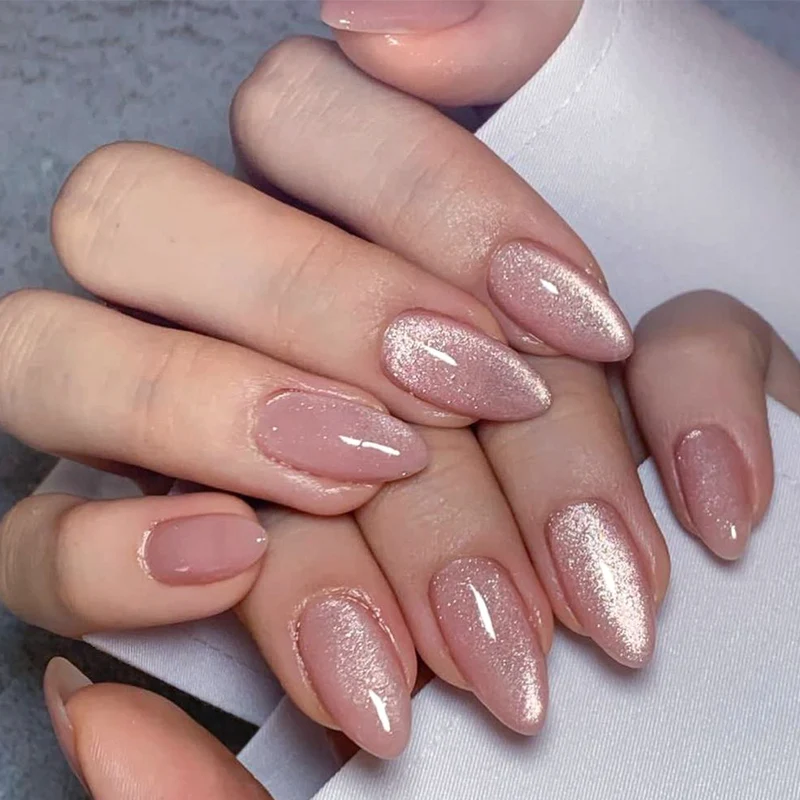 Kunstvolle Stiletto-Nägel mit Glitzerakzenten Karnz