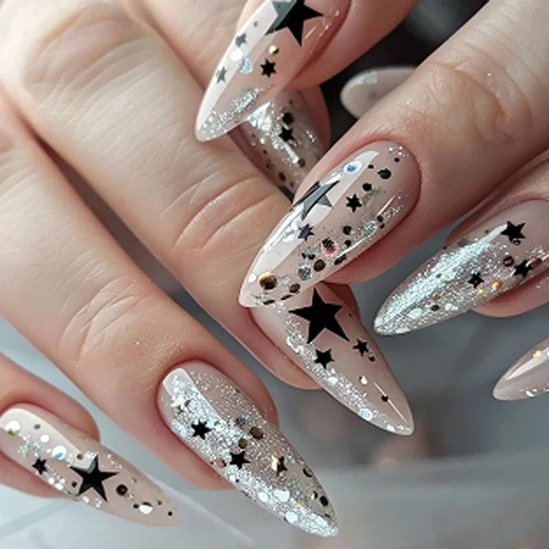 Kunstvolle Stiletto-Nägel mit Glitzer- und Sternenmotiv Karnz