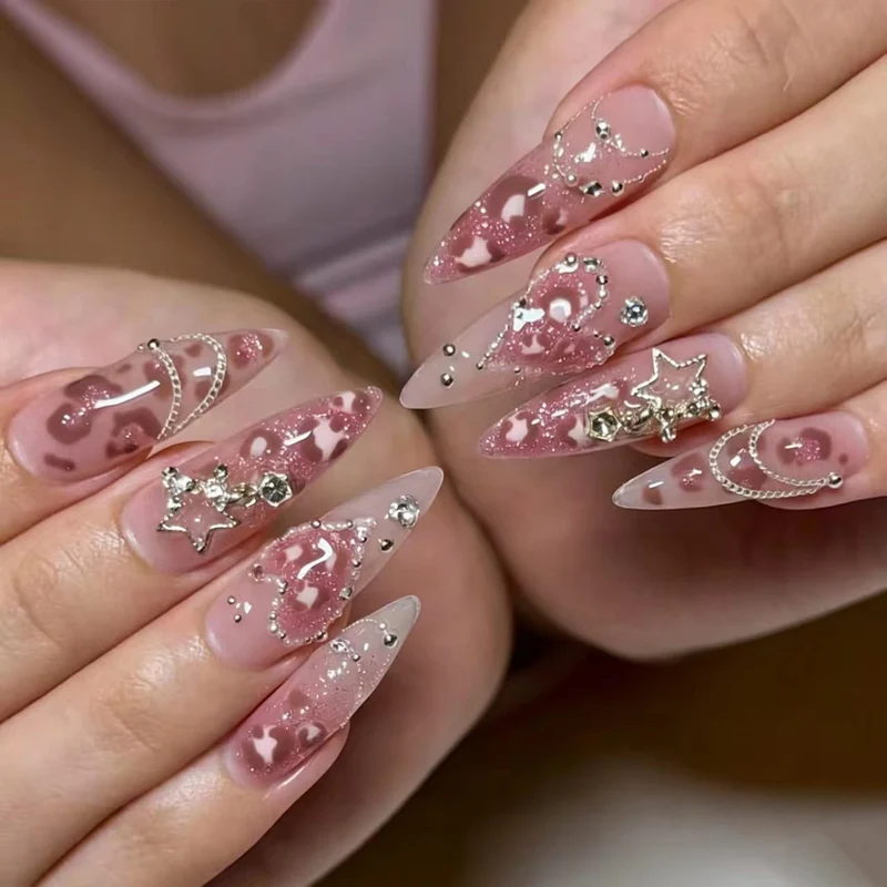 Kunstvolle Stiletto-Nägel mit Glitzer- und Schmuckakzenten Karnz