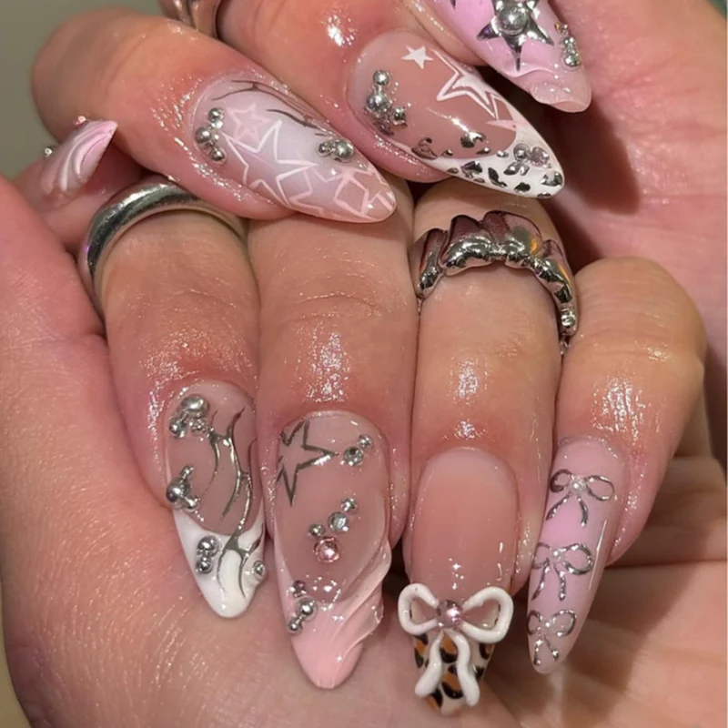 Kunstvolle Stiletto-Nägel mit Glitzer- und Schleifenverzierungen Karnz
