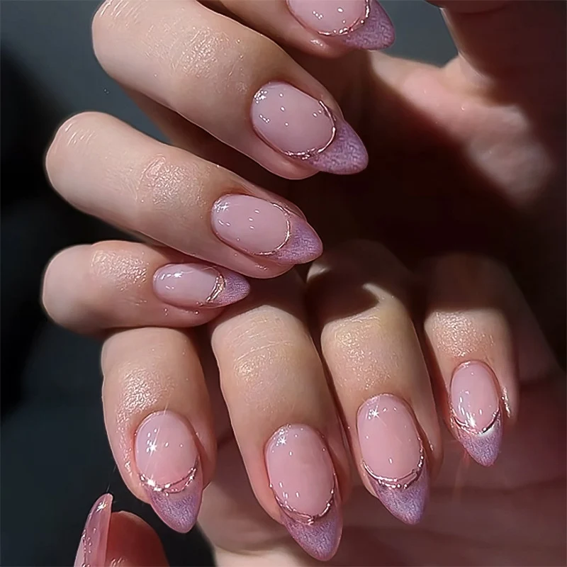 Kunstvolle Stiletto-Nägel mit Glitzer- und Ombre-Design Karnz