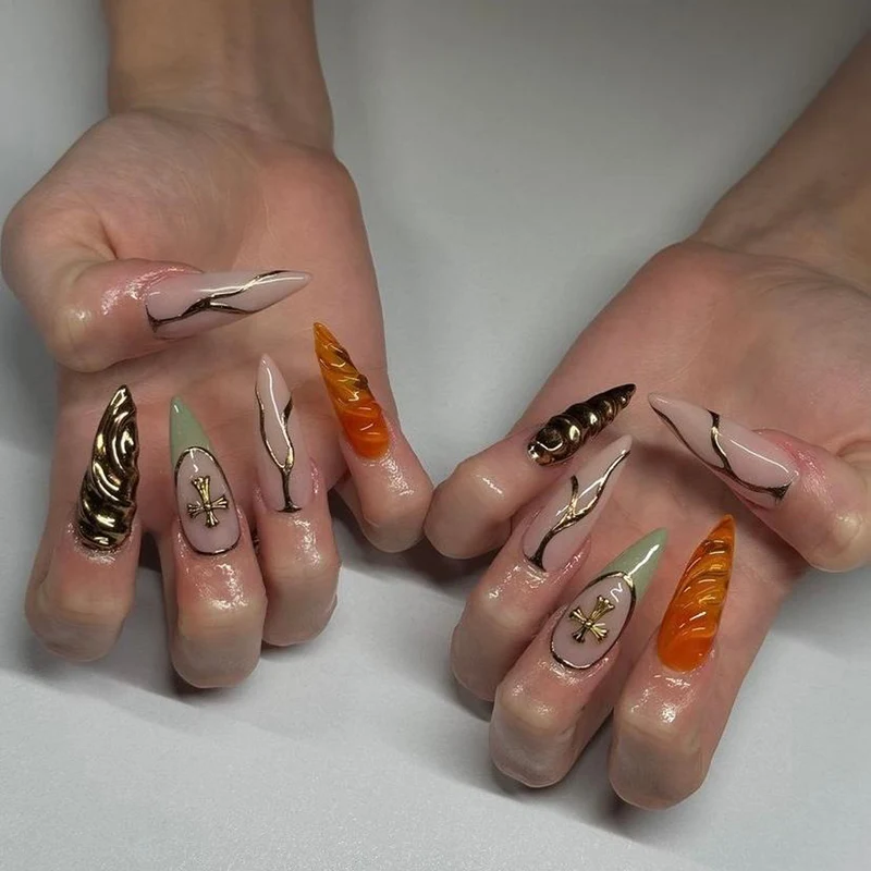 Kunstvolle Stiletto-Nägel mit Glitzer- und Motivverzierungen Karnz