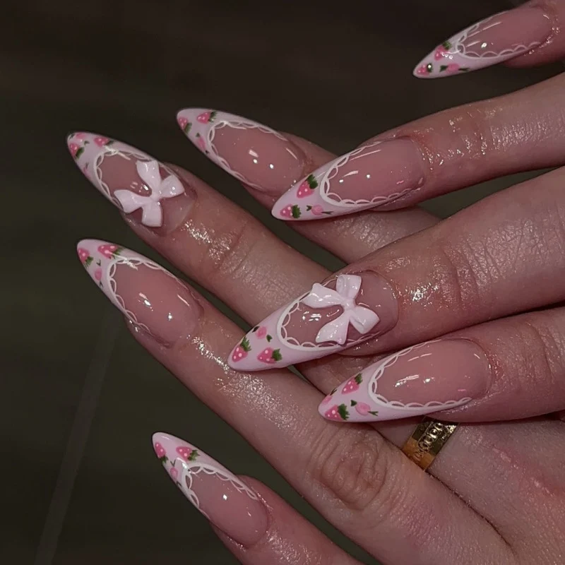 Kunstvolle Stiletto-Nägel mit floralen Akzenten und Schleifenverzierungen Karnz