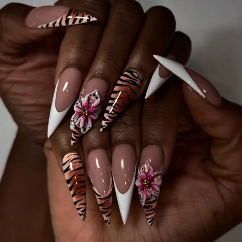 Kunstvolle Stiletto-Nägel mit floralem und tierischem Design Karnz