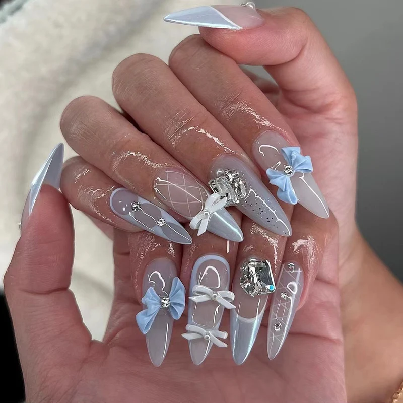Kunstvolle Stiletto-Nägel mit eleganten Schmuckakzenten Karnz