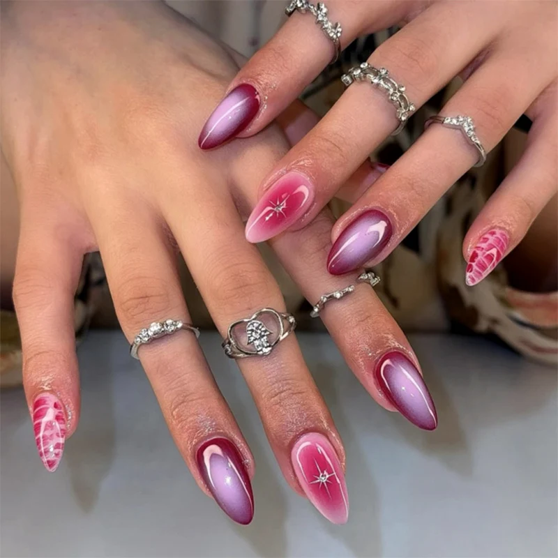 Kunstvolle Stiletto-Nägel mit eleganten Farbverlauf und filigranen Akzenten Karnz