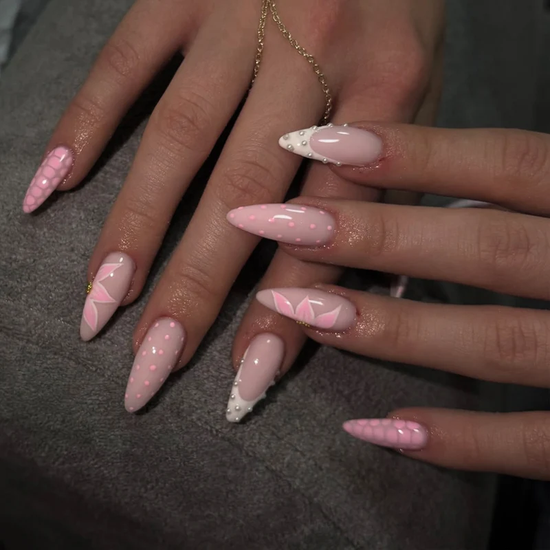 Kunstvolle Stiletto-Nägel mit eleganten 3D-Verzierungen Karnz