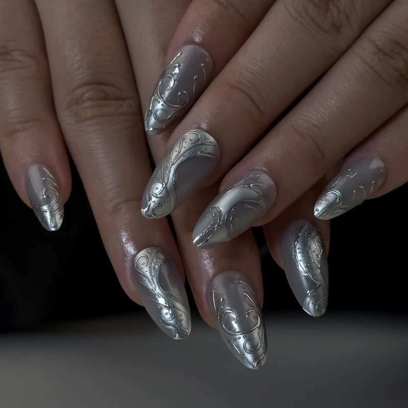 Kunstvolle Stiletto-Nägel mit elegantem Silber-Design Karnz