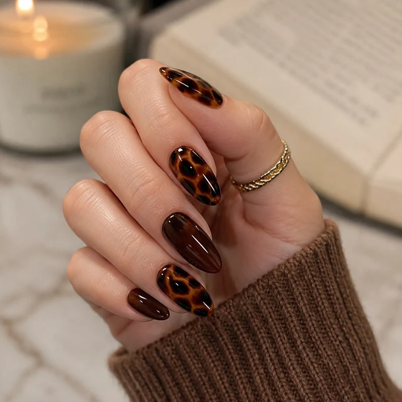 Kunstvolle Stiletto-Nägel mit elegantem Leopardenmuster Karnz